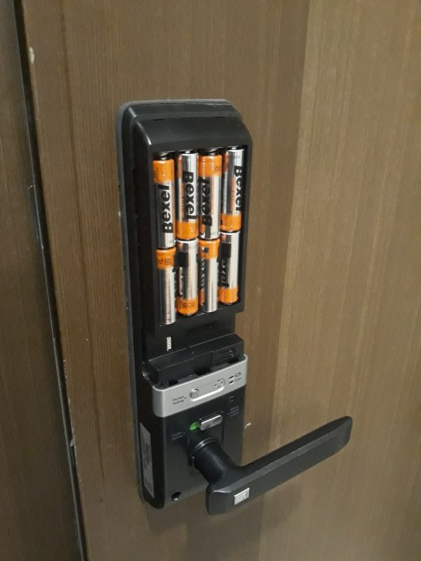 Tự thay pin khóa cửa điện tử khách sạn tại nhà -3
