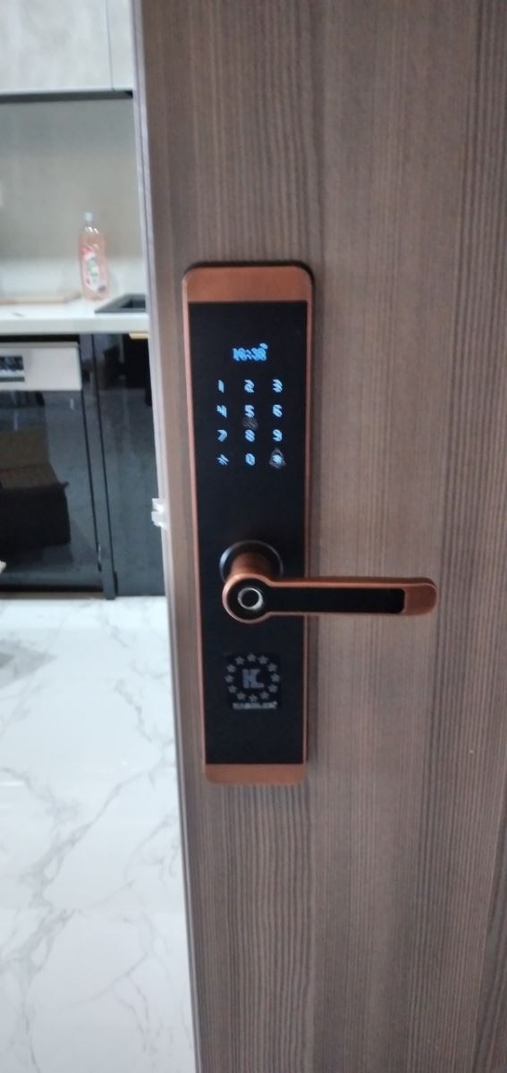 Khóa cửa điện tử khách sạn đảm bảo an toàn cho khách hàng dù ở đâu. Hãy xem hình ảnh sản phẩm để thấy rõ sự ưu việt của khóa cửa điện tử trong việc quản lý khách sạn và bảo đảm an ninh cho khách hàng.