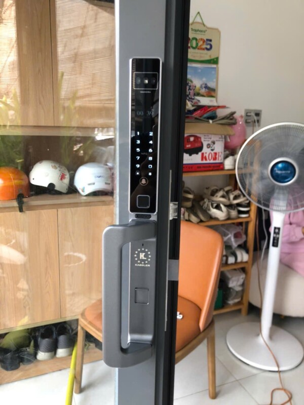 Khoá vân tay cửa nhôm Kassler KL-599 CNC 01 Grey App Tuya, Face ID 4 Khoá vân tay cửa nhôm Kassler KL-599 CNC 01 Grey App Tuya, Face ID - IMG 20250305 140413 - 4