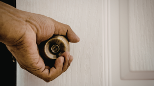 Khóa cửa thông minh khác gì so với khóa cửa truyền thống? - khoattt - 15