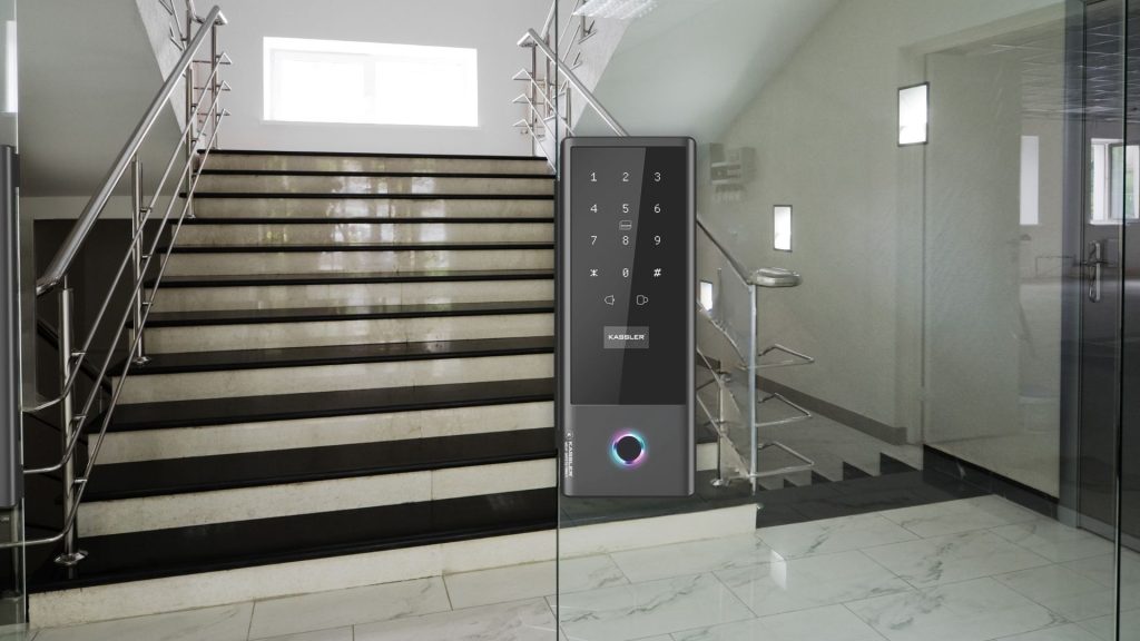 Chuyên gia hướng dẫn cách dùng khóa vân tay cửa kính bền bỉ nhất