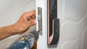 Khóa cửa vân tay có ảnh hưởng đến thiết kế cửa không?